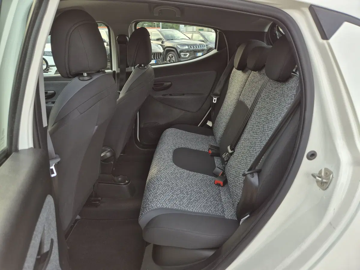 Lancia Ypsilon usata  (7)