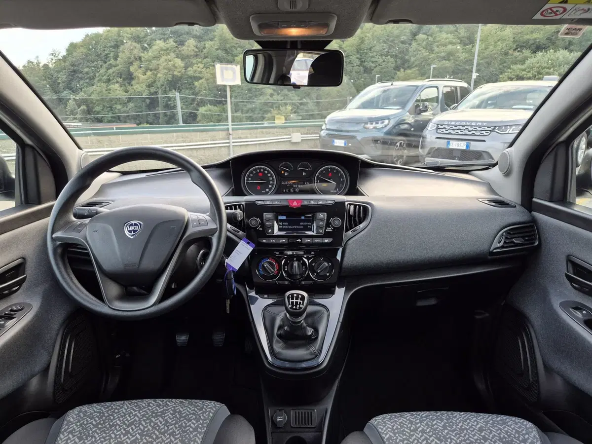 Lancia Ypsilon usata  (8)