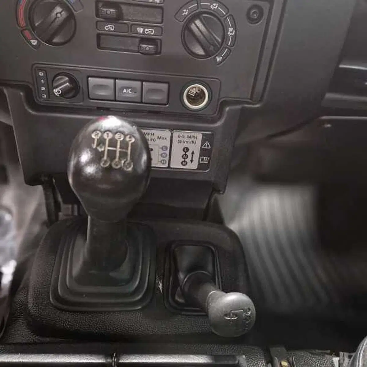 Land Rover Defender usata a Aosta (18)