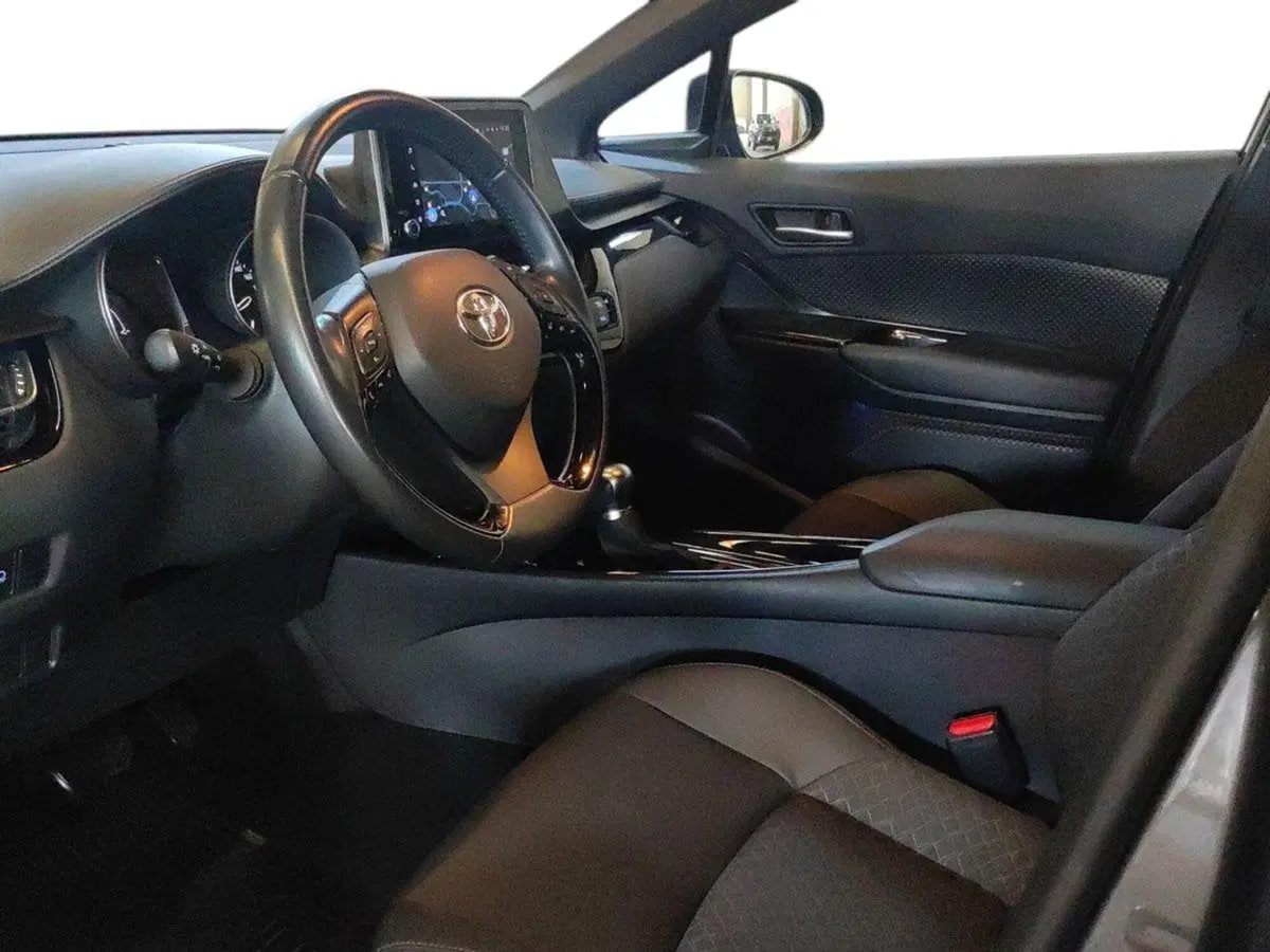 Toyota Toyota C-HR usata a Milano (5)