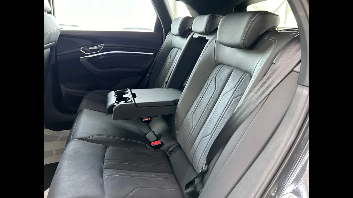 Audi Q8 Sportback nuova a Palermo (10)
