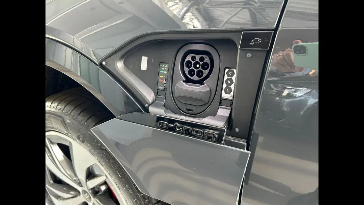 Audi Q8 Sportback nuova a Palermo (14)