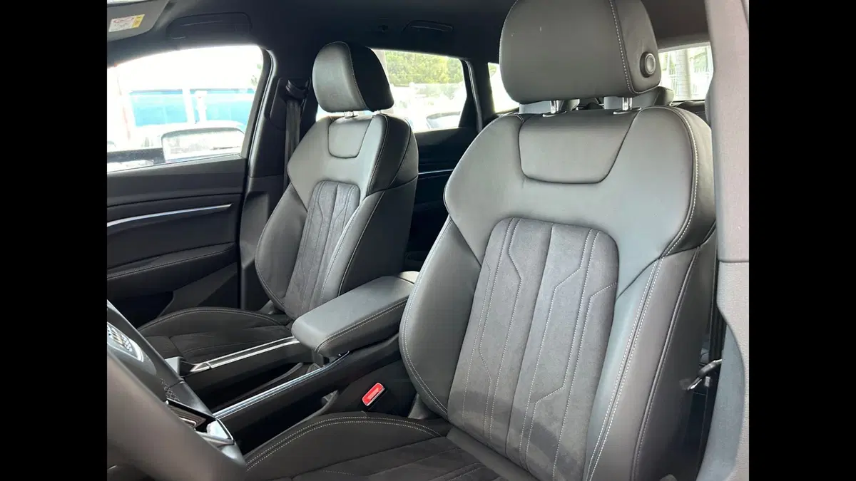 Audi Q8 Sportback nuova a Palermo (9)