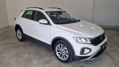 Volkswagen T-Roc 1.0 TSI Life del 2023 usata a Avezzano
