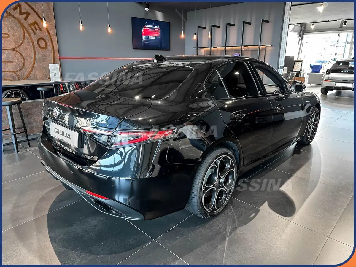 Alfa Romeo Giulia nuova a Milano (4)