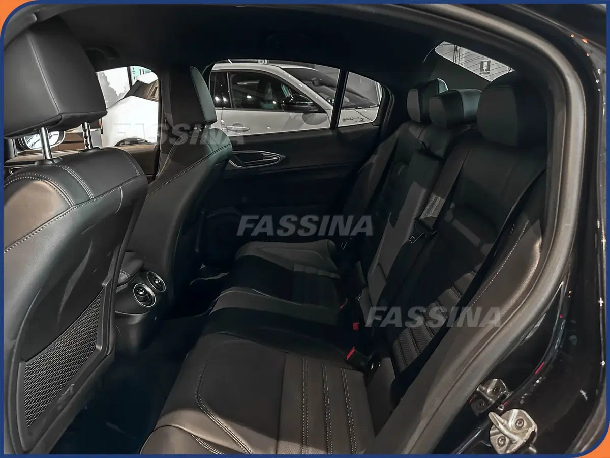 Alfa Romeo Giulia nuova a Milano (8)