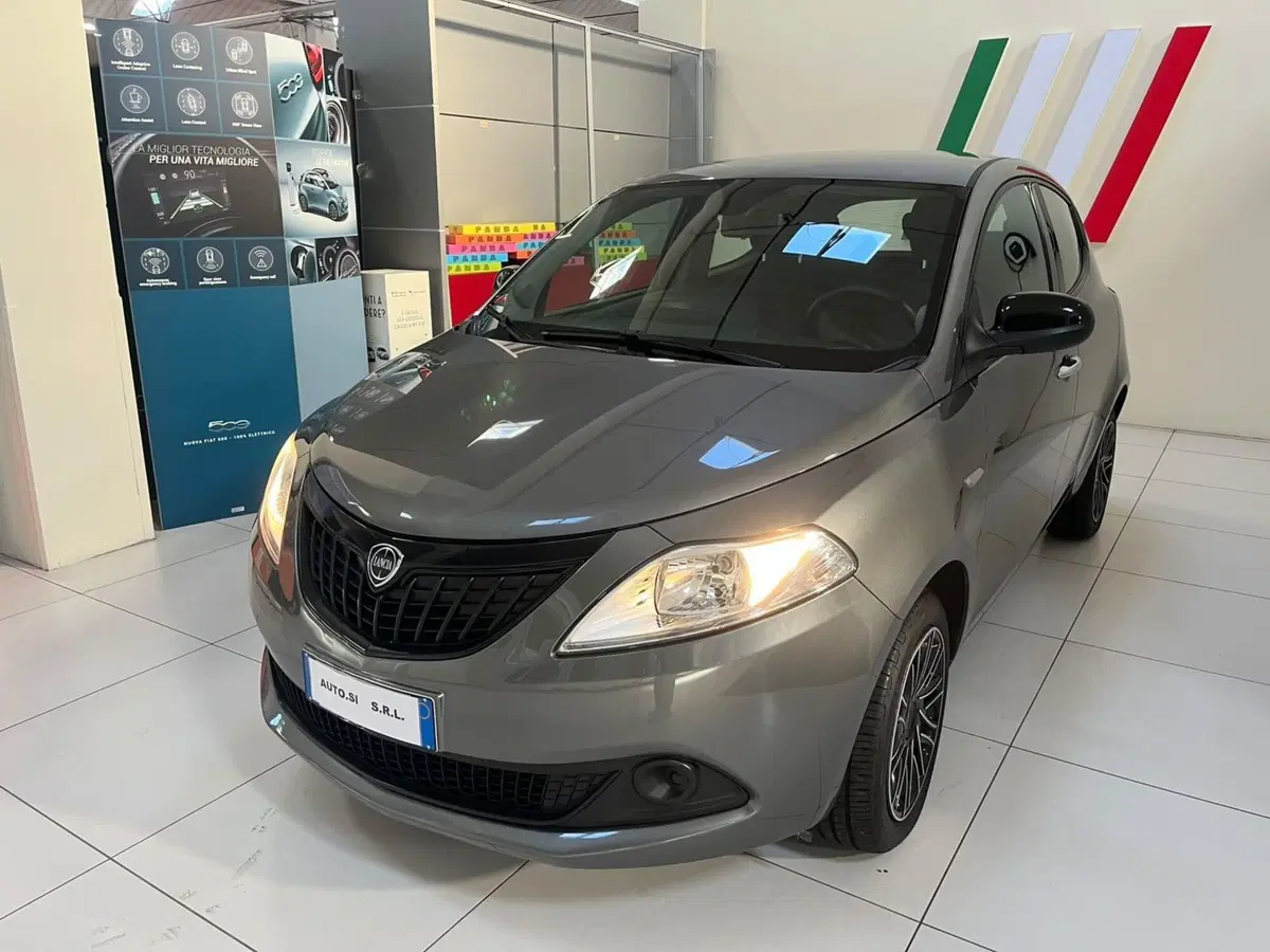 Lancia Ypsilon usata a Lucca
