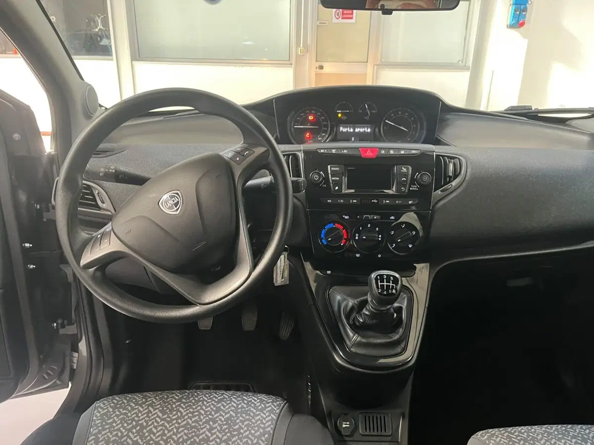 Lancia Ypsilon usata a Lucca (10)