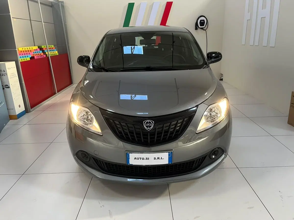 Lancia Ypsilon usata a Lucca (2)
