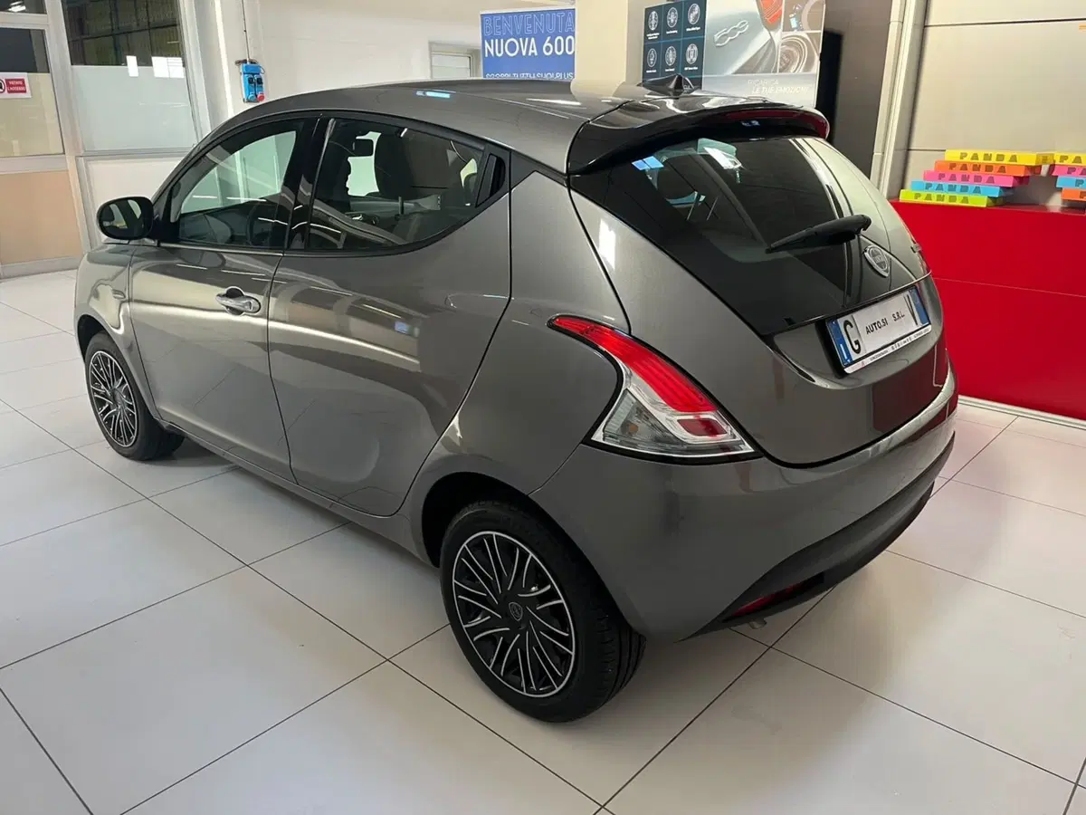 Lancia Ypsilon usata a Lucca (6)