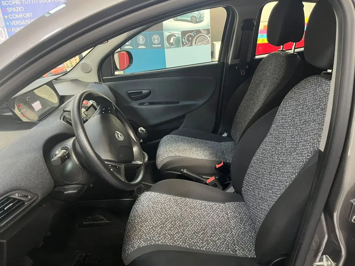 Lancia Ypsilon usata a Lucca (9)