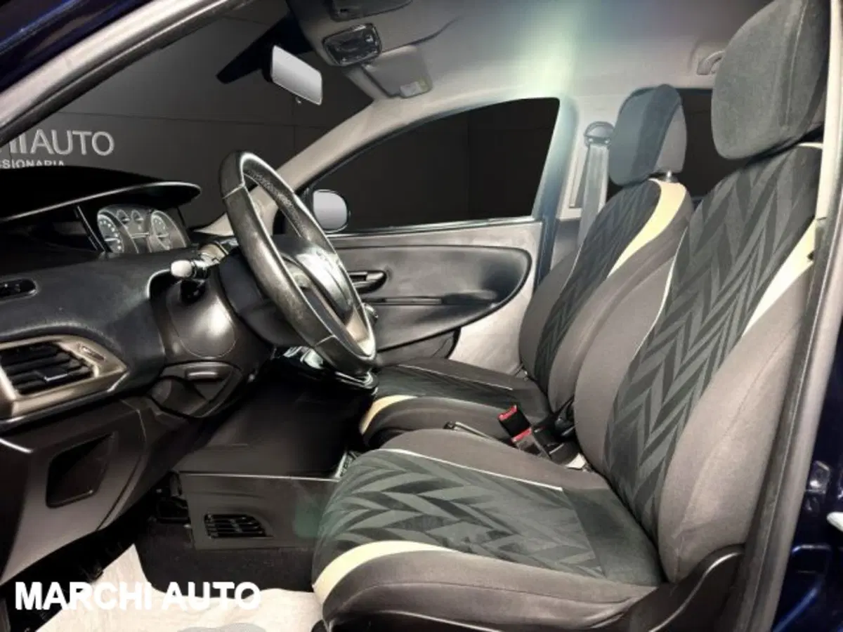 Lancia Ypsilon usata a Perugia (11)