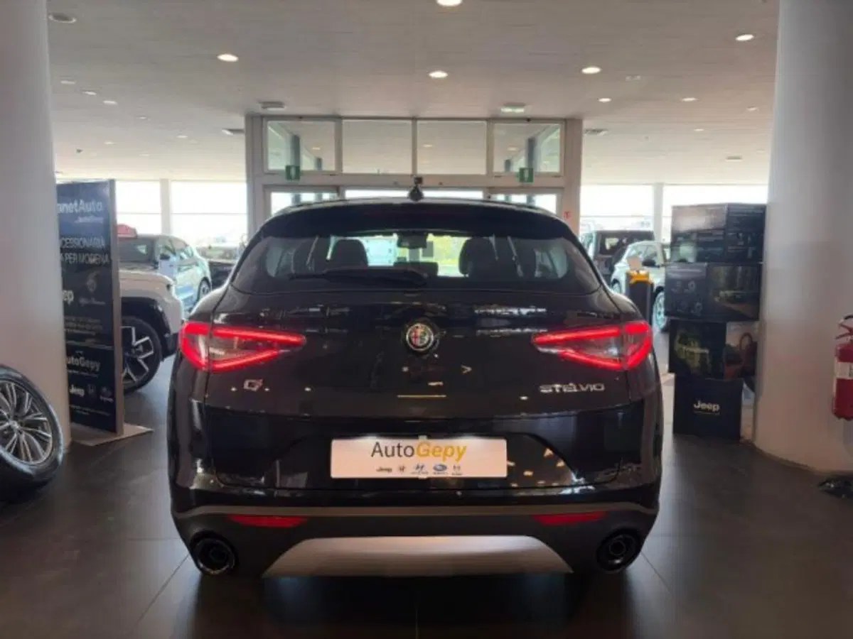 Alfa Romeo Stelvio usata a Modena (15)