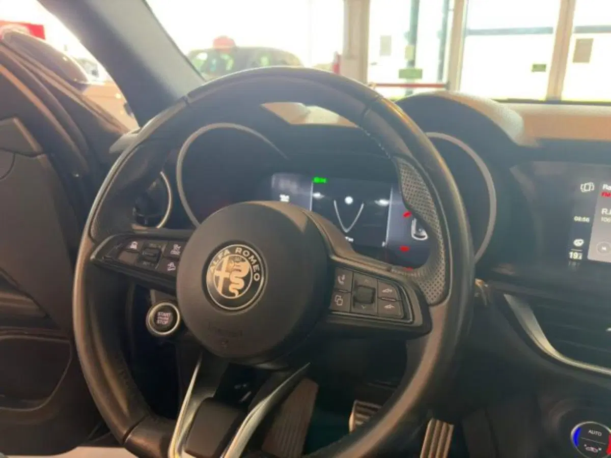 Alfa Romeo Stelvio usata a Modena (7)