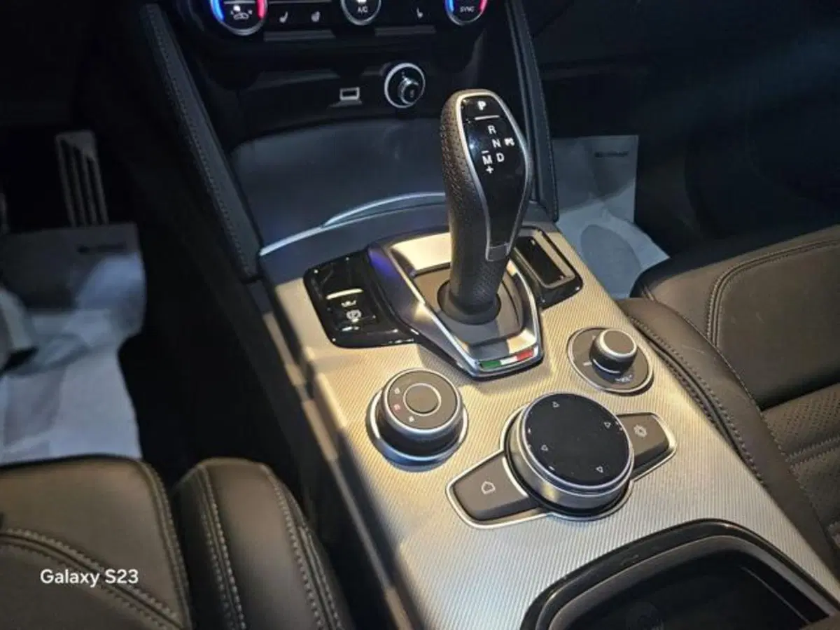 Alfa Romeo Stelvio nuova a Modena (12)