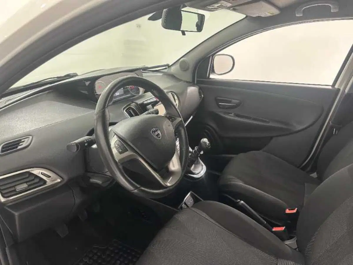 Lancia Ypsilon usata a Treviso (10)