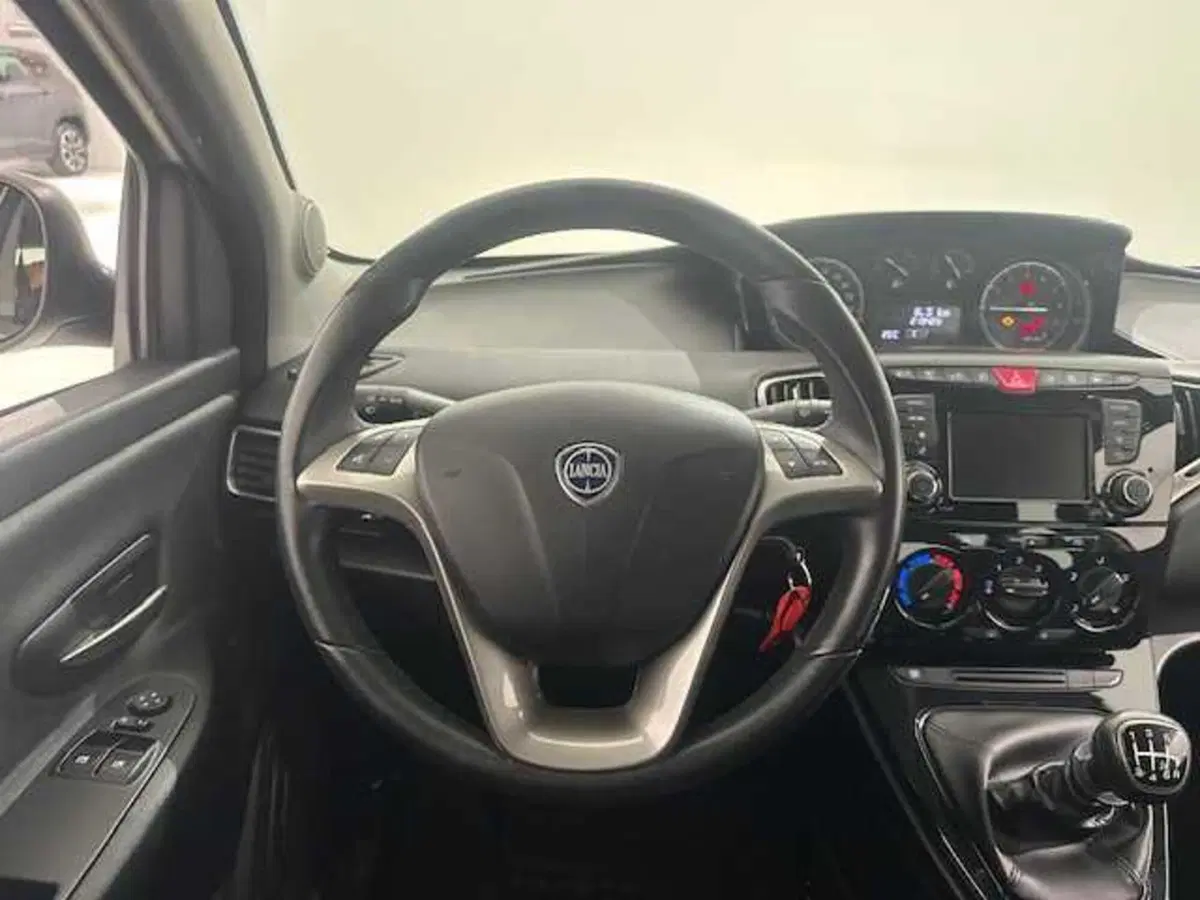 Lancia Ypsilon usata a Treviso (13)