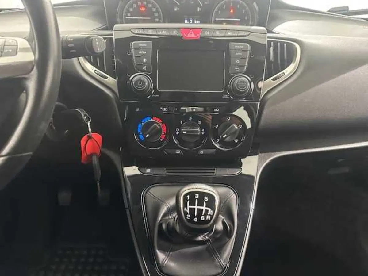Lancia Ypsilon usata a Treviso (18)
