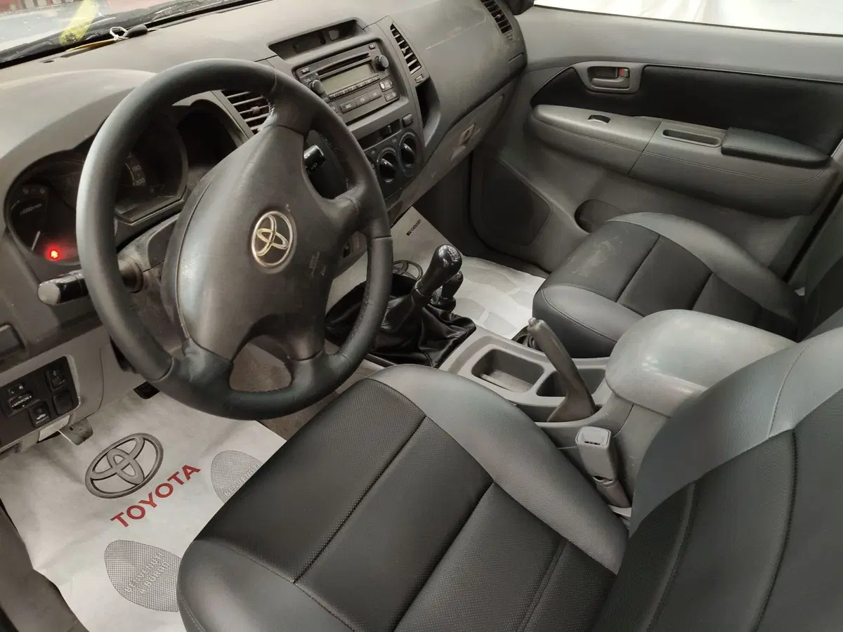 Toyota Hilux usata a Roma (11)