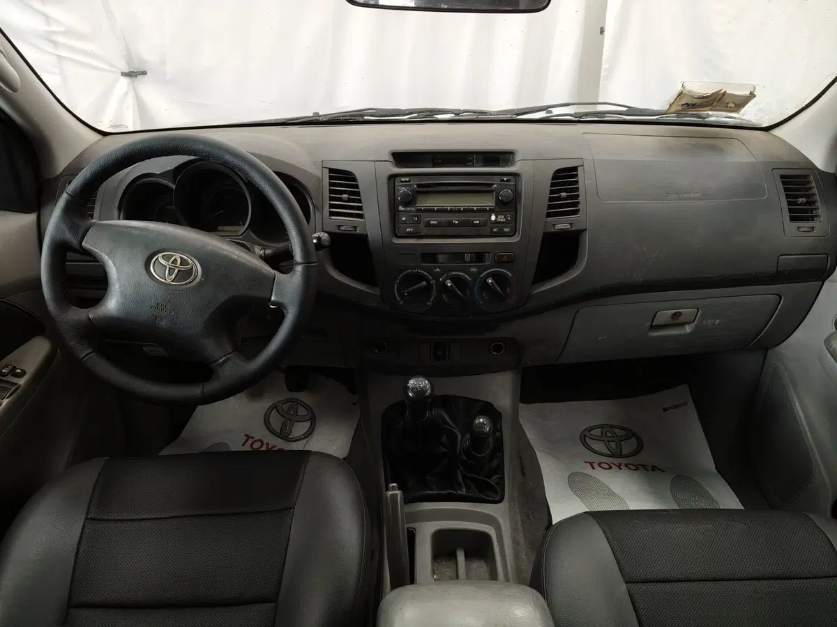 Toyota Hilux usata a Roma (8)