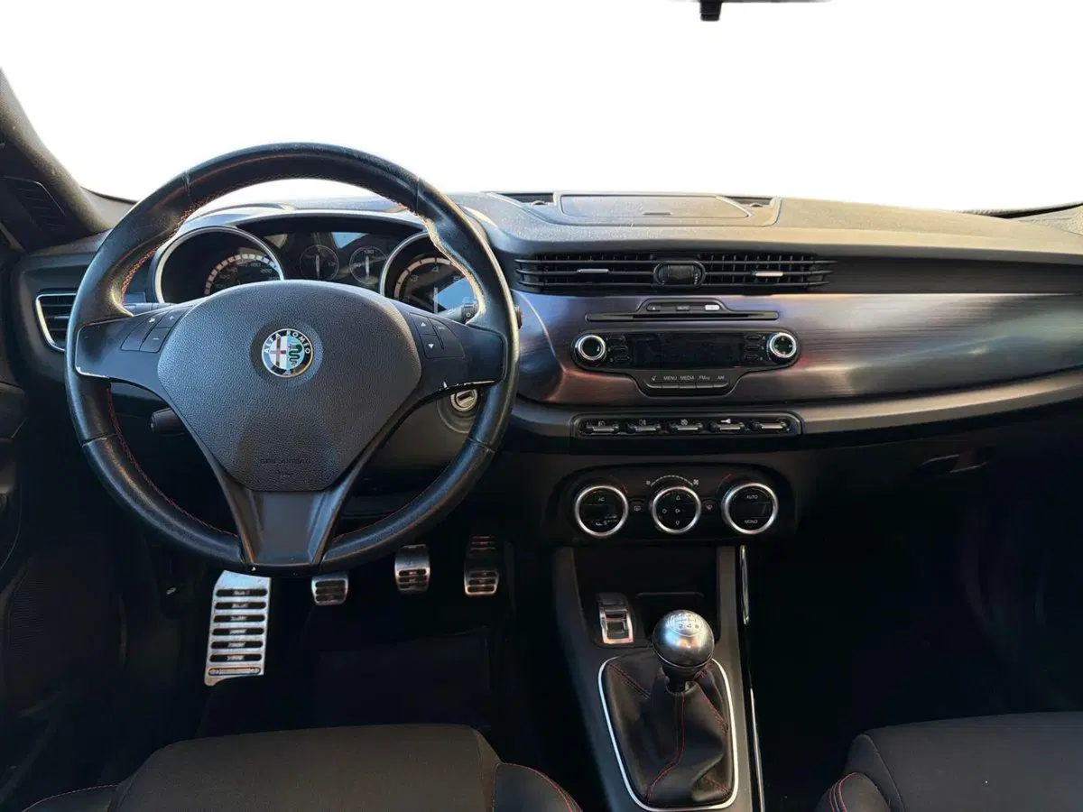 Alfa Romeo Giulietta usata a Siena (12)