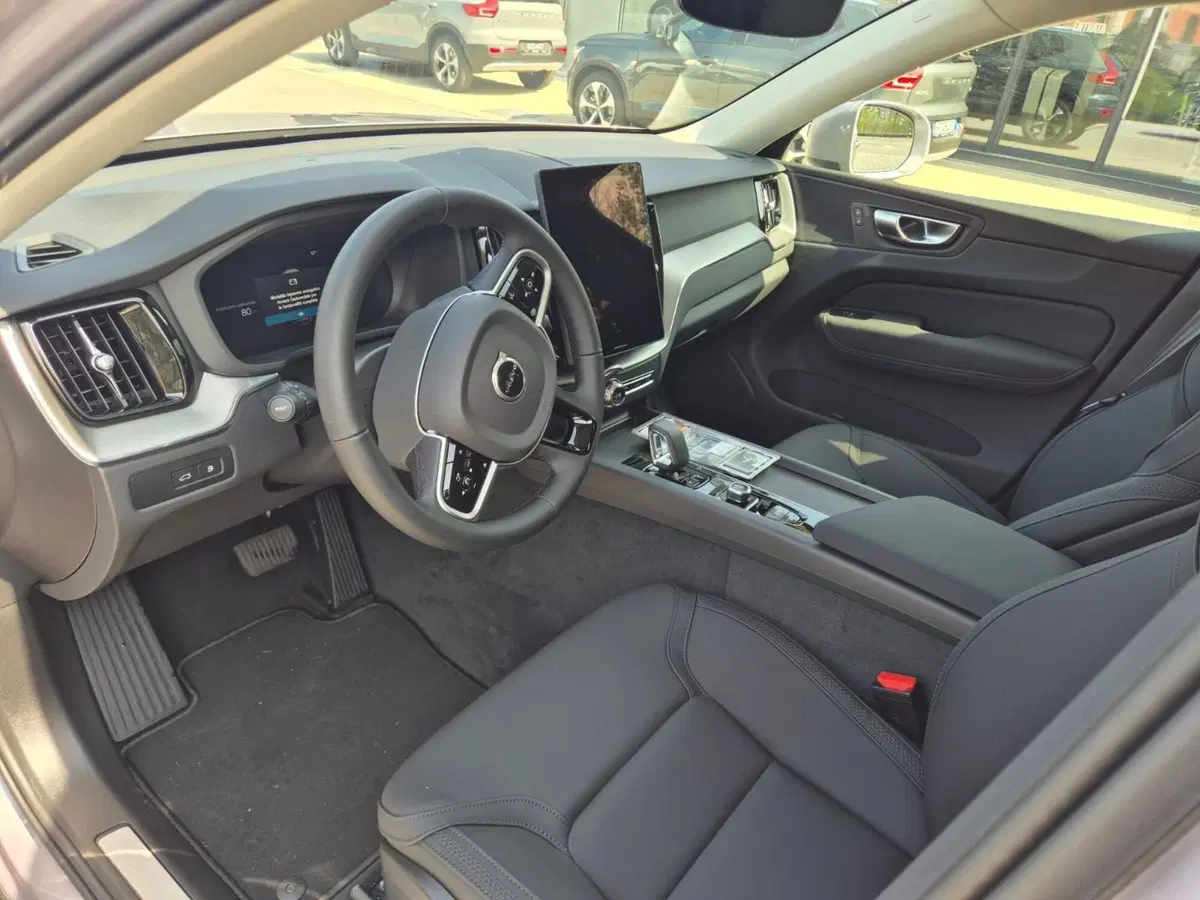 Volvo XC60 nuova a Como (10)