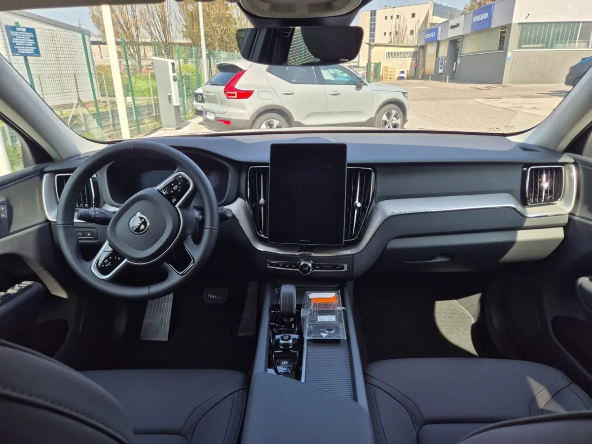 Volvo XC60 nuova a Como (11)