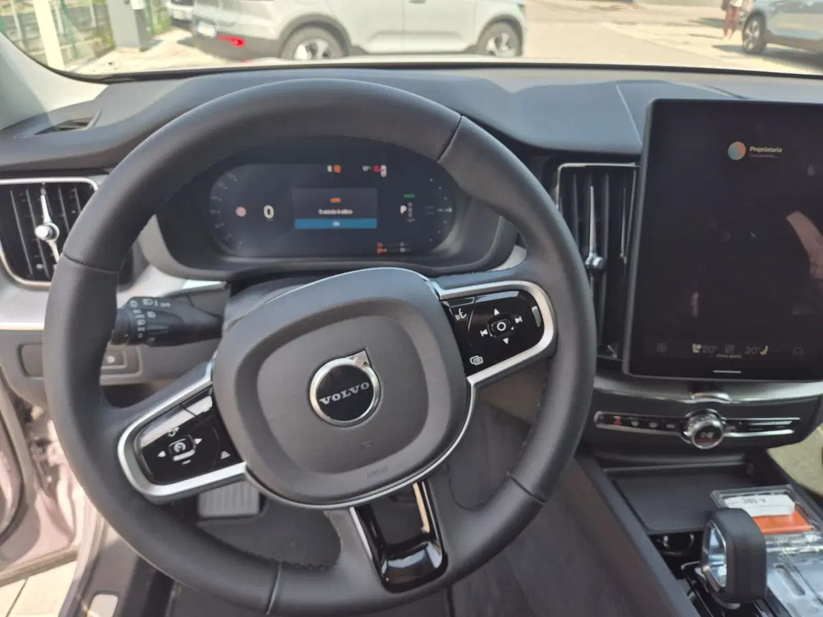 Volvo XC60 nuova a Como (12)