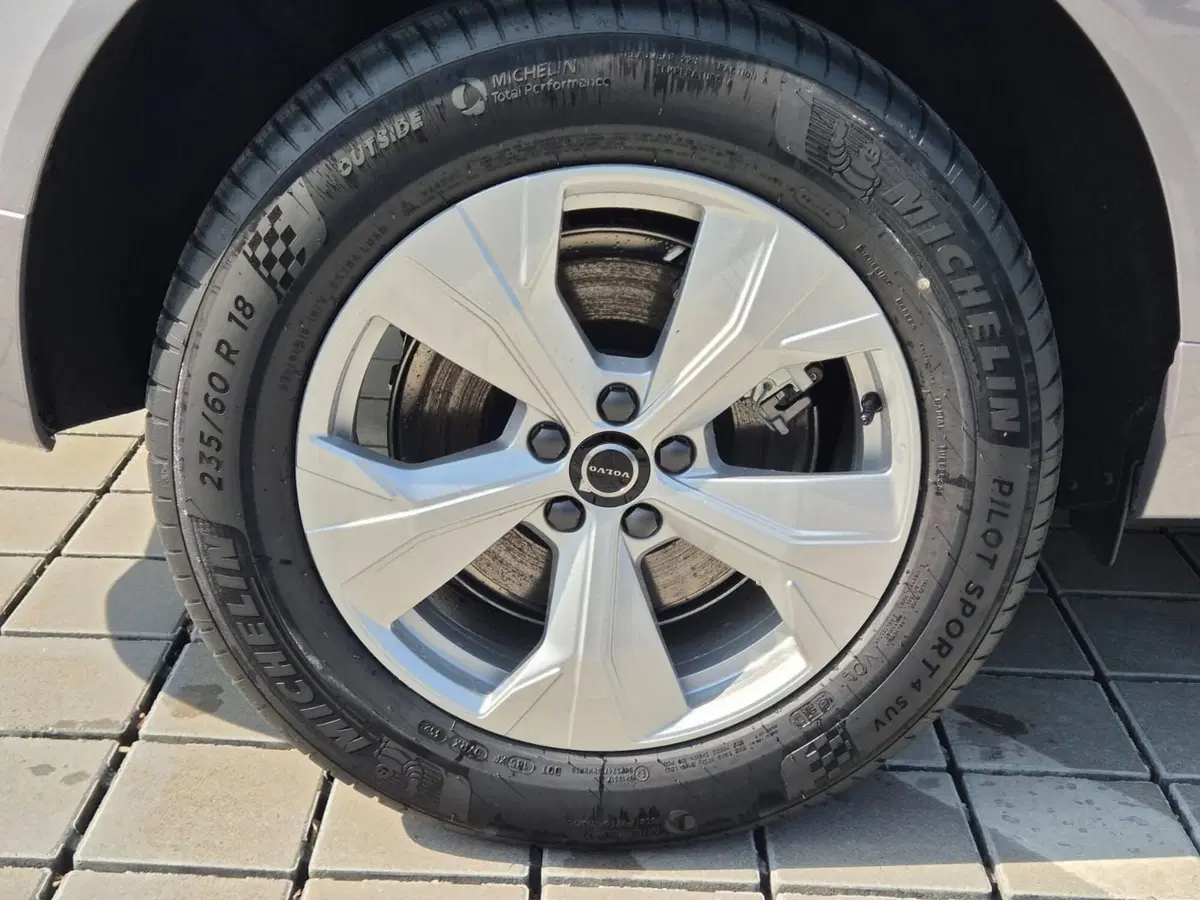 Volvo XC60 nuova a Como (7)