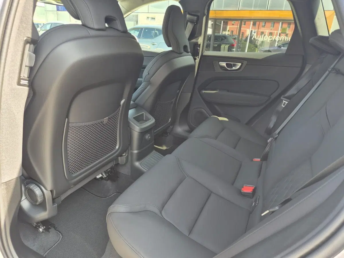 Volvo XC60 nuova a Como (8)