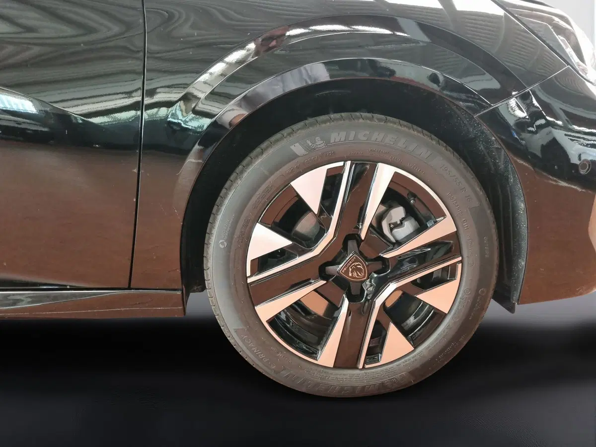 Peugeot 208 nuova a Varese (15)