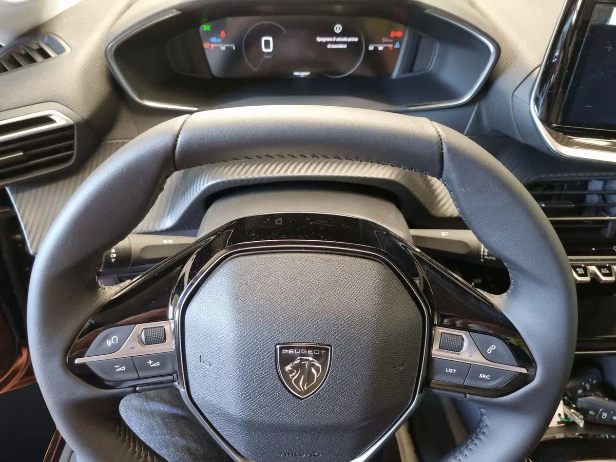Peugeot 208 nuova a Varese (8)