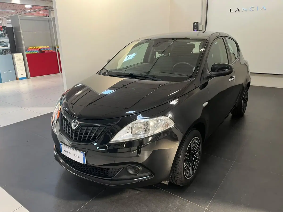 Lancia Ypsilon usata a Lucca