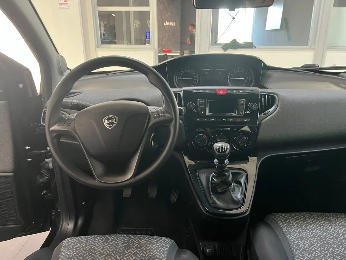 Lancia Ypsilon usata a Lucca (12)