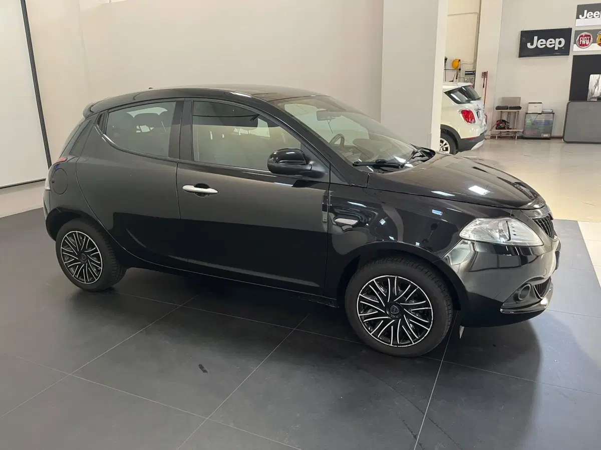 Lancia Ypsilon usata a Lucca (4)