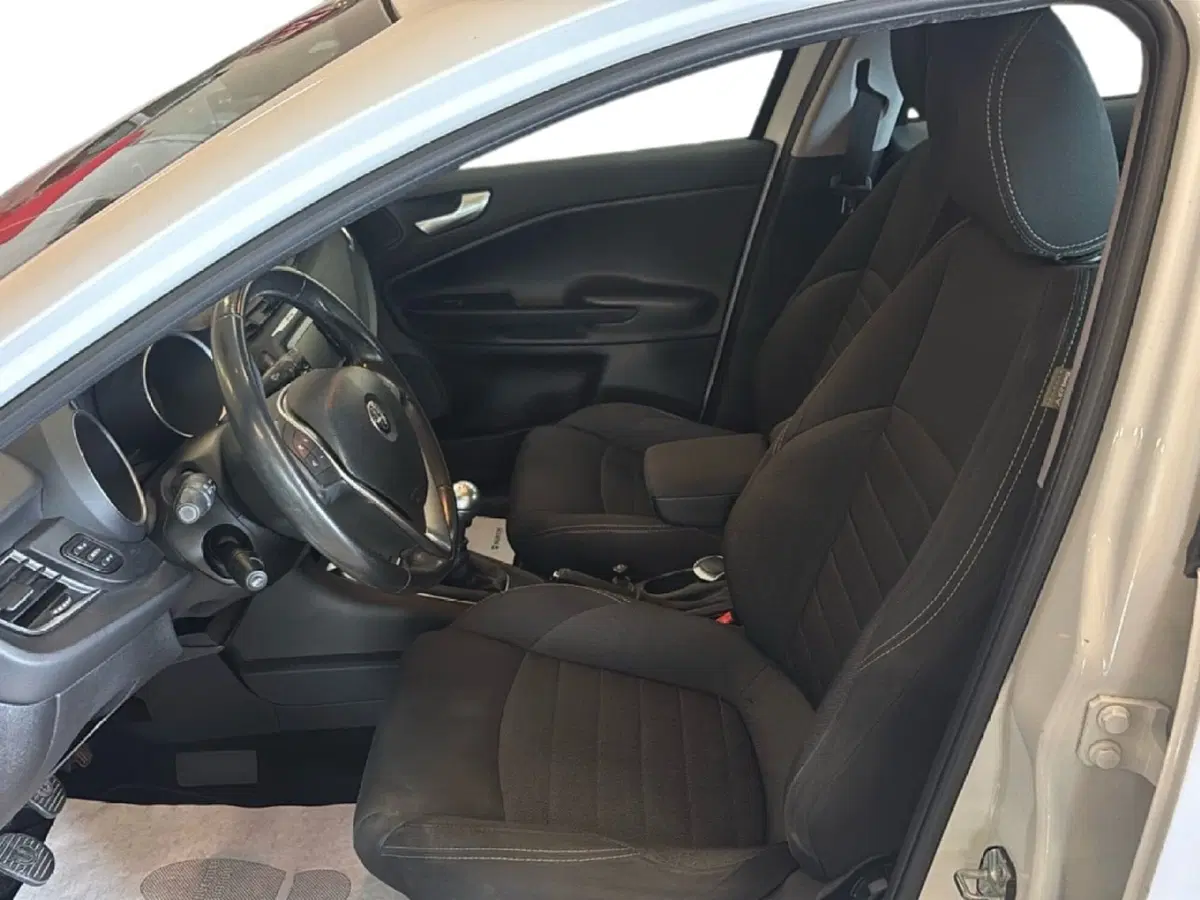 Alfa Romeo Giulietta usata a Arezzo (14)