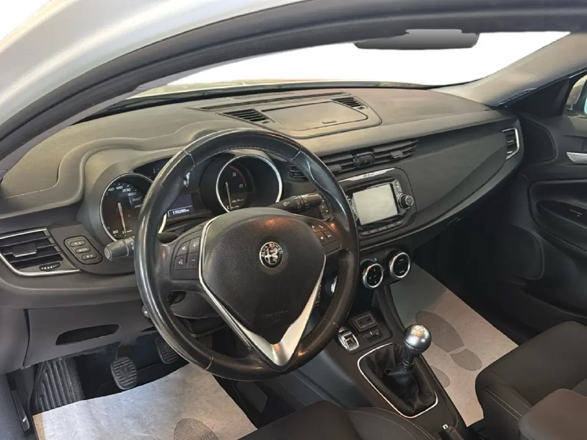 Alfa Romeo Giulietta usata a Arezzo (15)
