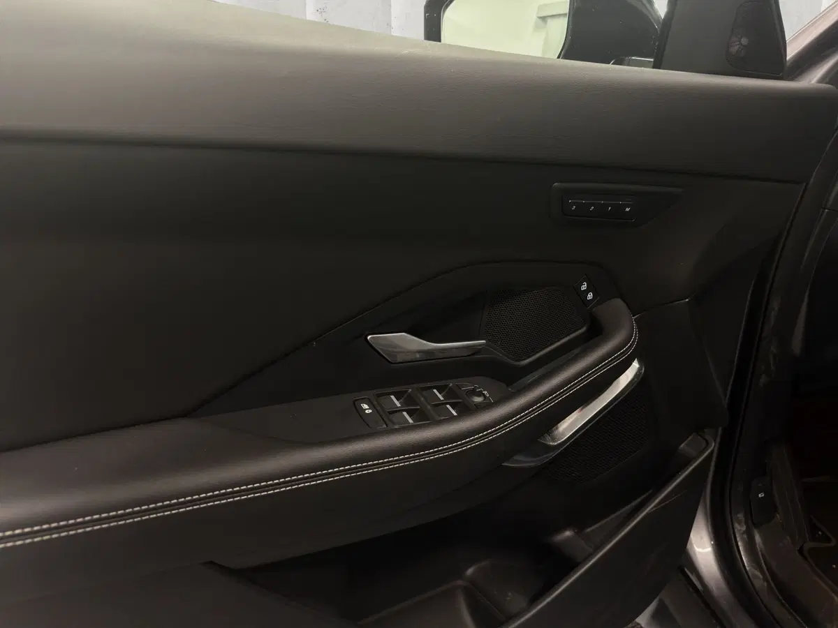 Jaguar E-Pace usata a Milano (11)