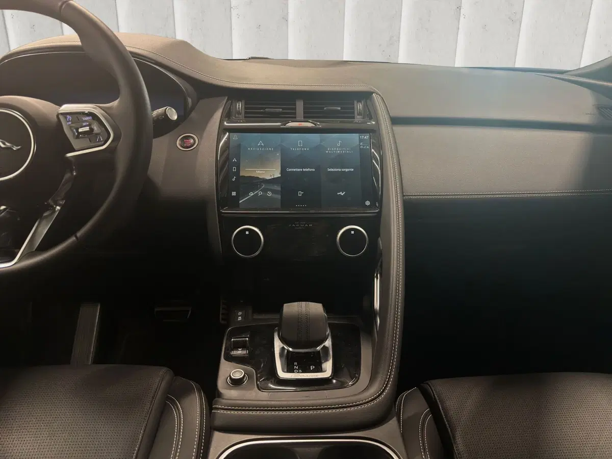Jaguar E-Pace usata a Milano (18)