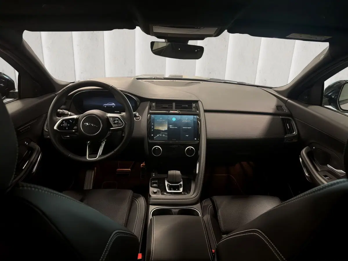 Jaguar E-Pace usata a Milano (4)