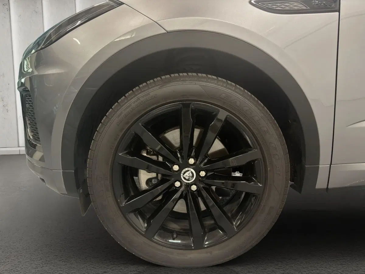 Jaguar E-Pace usata a Milano (9)