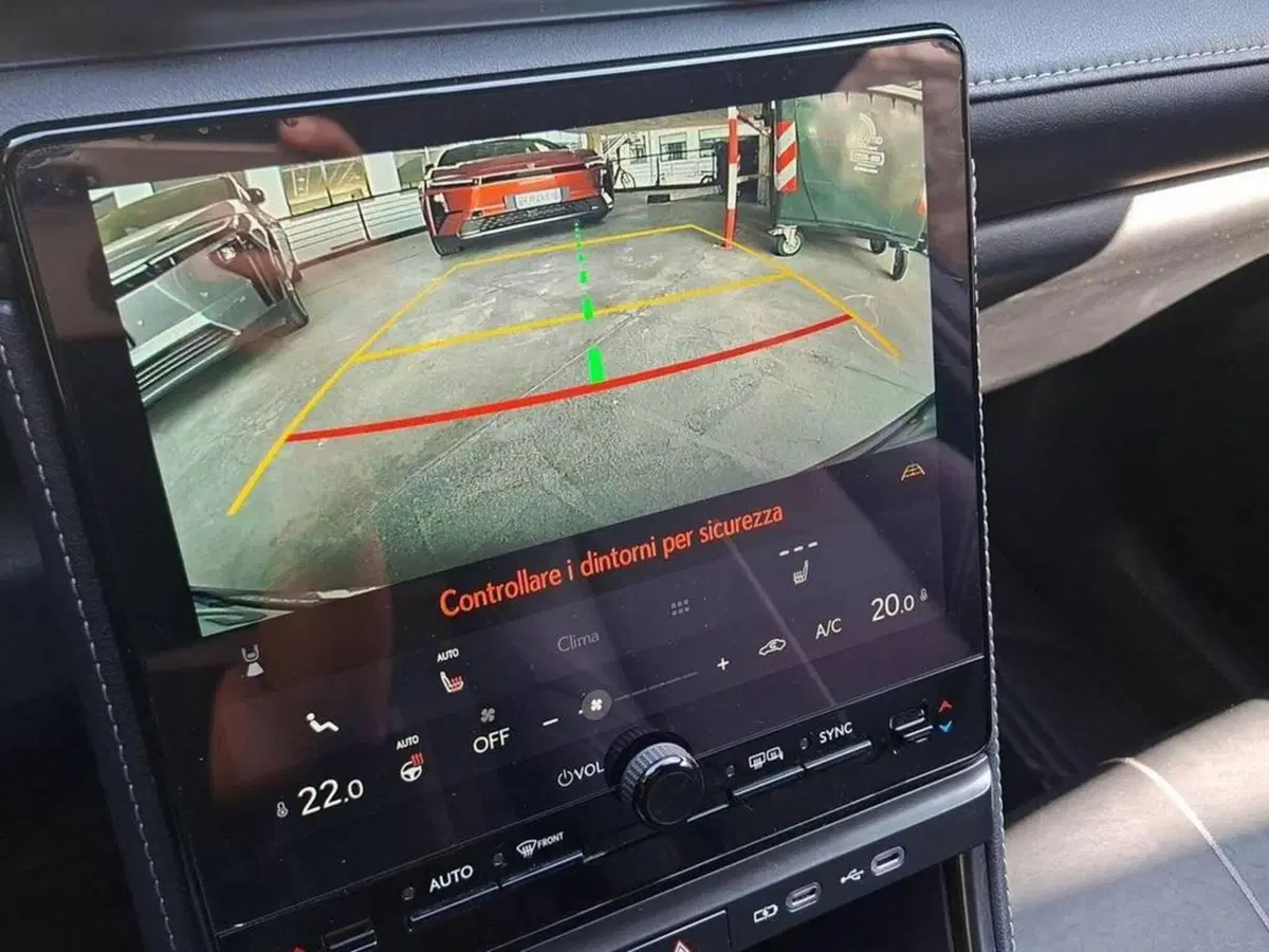 Lexus LBX usata a Torino (8)
