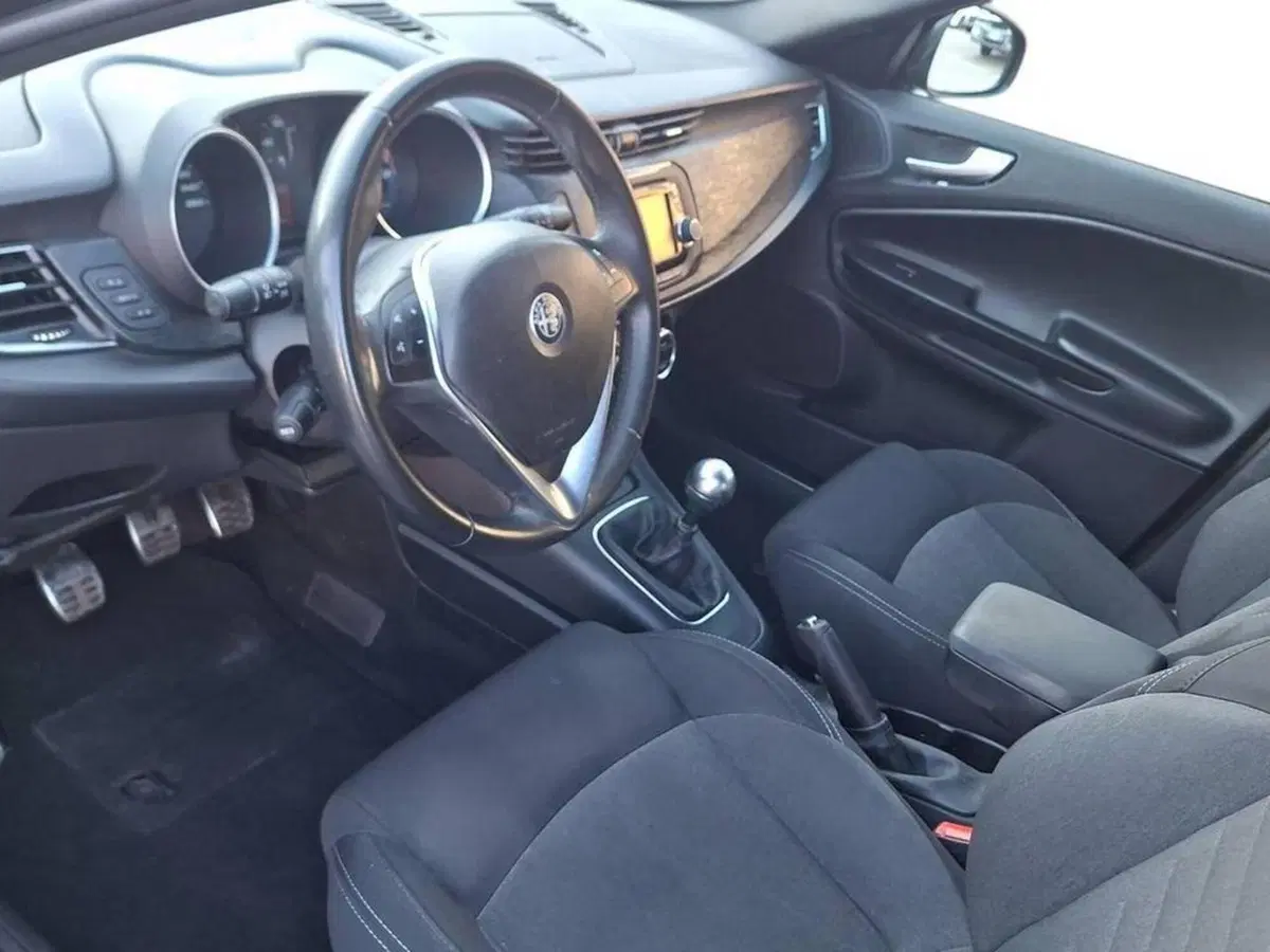Alfa Romeo Giulietta usata a Torino (9)