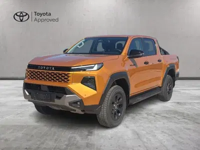 Toyota Hilux 2.8 d-4d 48V double cab Invincible auto nuova a Torri di Quartesolo