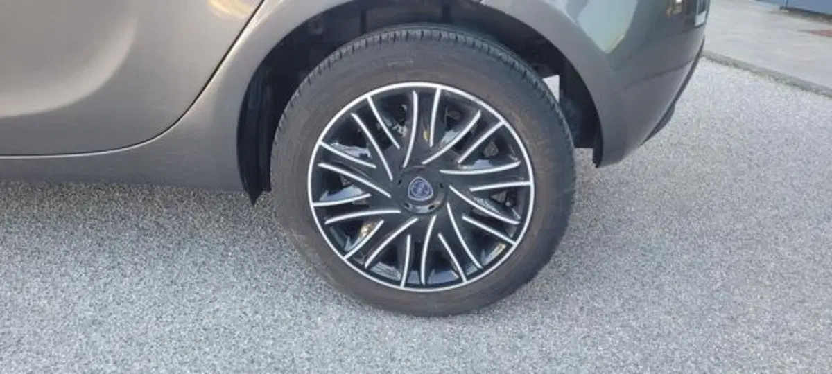 Lancia Ypsilon usata a Napoli (5)