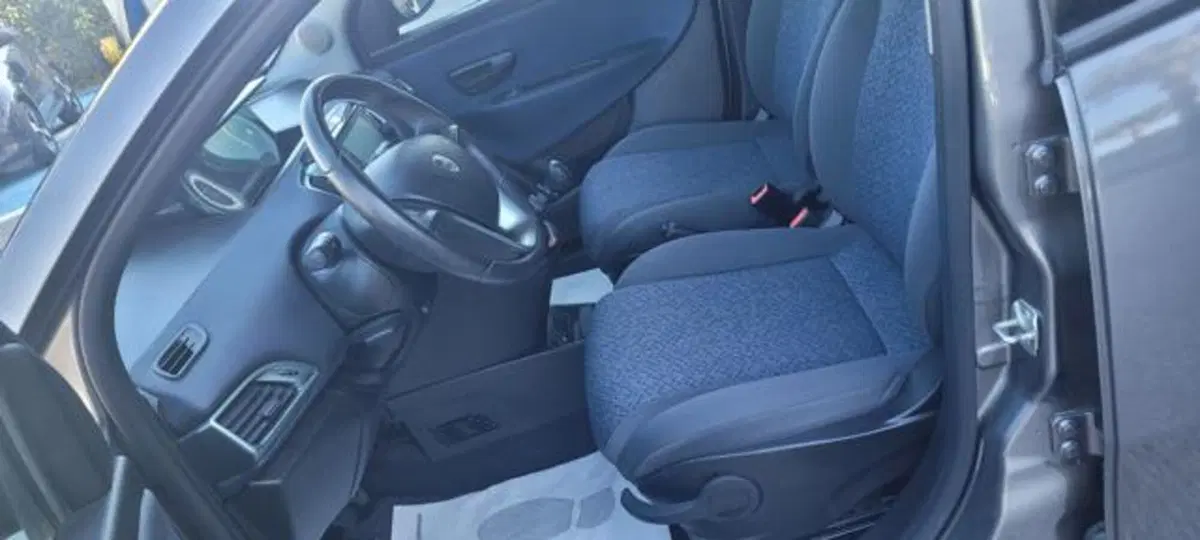 Lancia Ypsilon usata a Napoli (6)