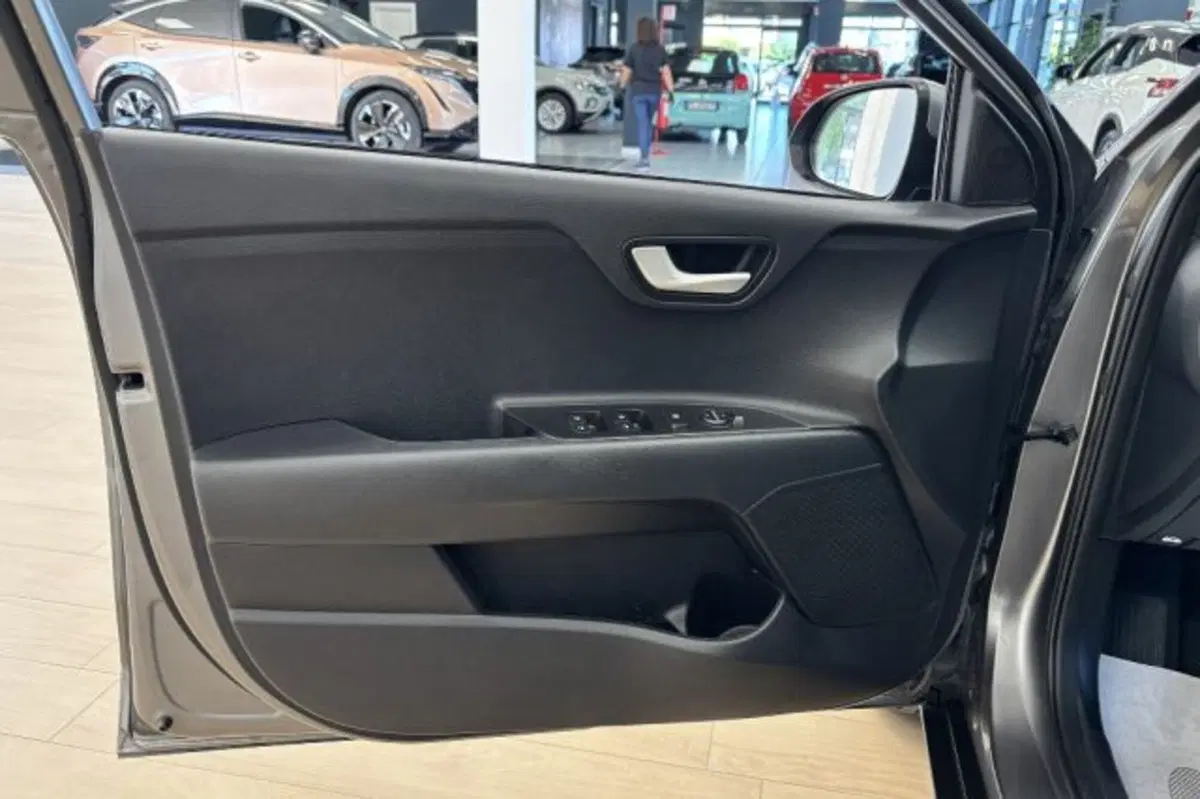 Kia Stonic usata a Latina (12)