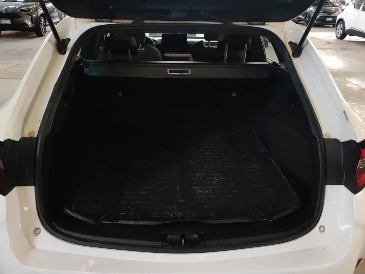 Toyota Corolla Touring Sports usata a Milano (6)