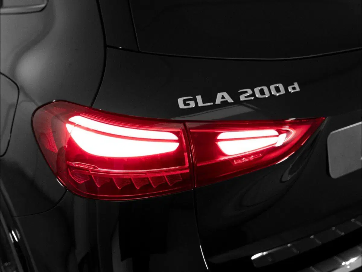 Mercedes-Benz GLA SUV nuova a Macerata (3)