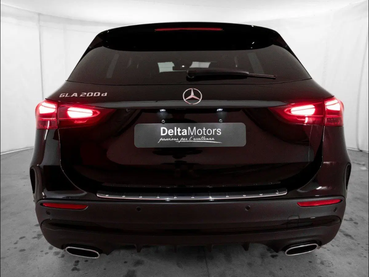 Mercedes-Benz GLA SUV nuova a Macerata (5)